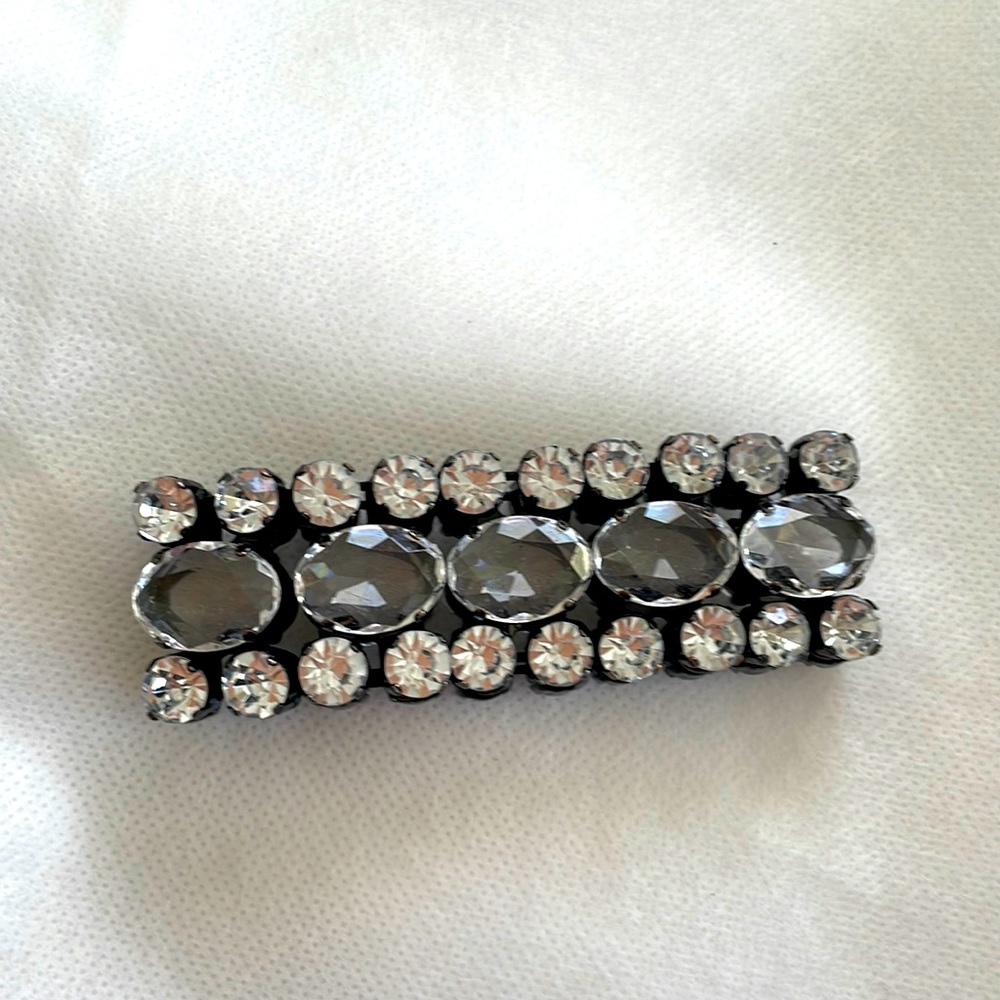 Black metal with crystal stone stretch bracelet